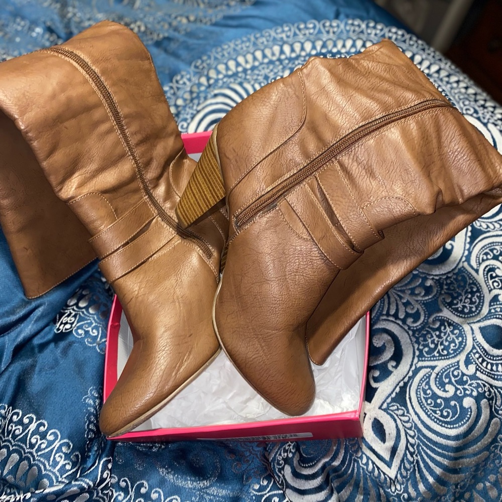 Brown leather boots with a heel to the calf size 11good condition